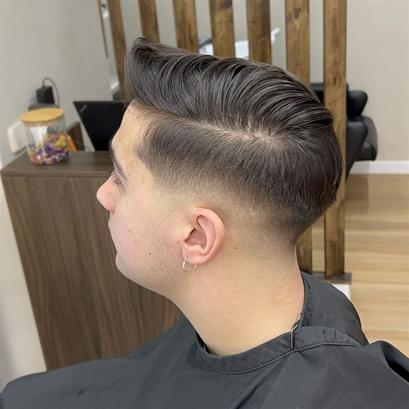 Corte de pelo clásico con volumen y raya lateral en Corte Studio 537, A Coruña