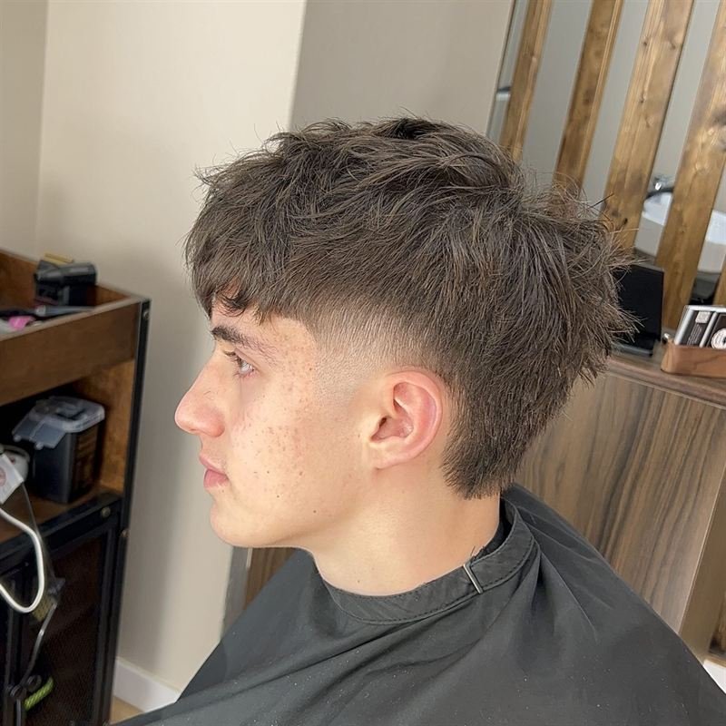 Corte de pelo masculino con degradado bajo y acabado texturizado en Corte Studio 537, A Coruña