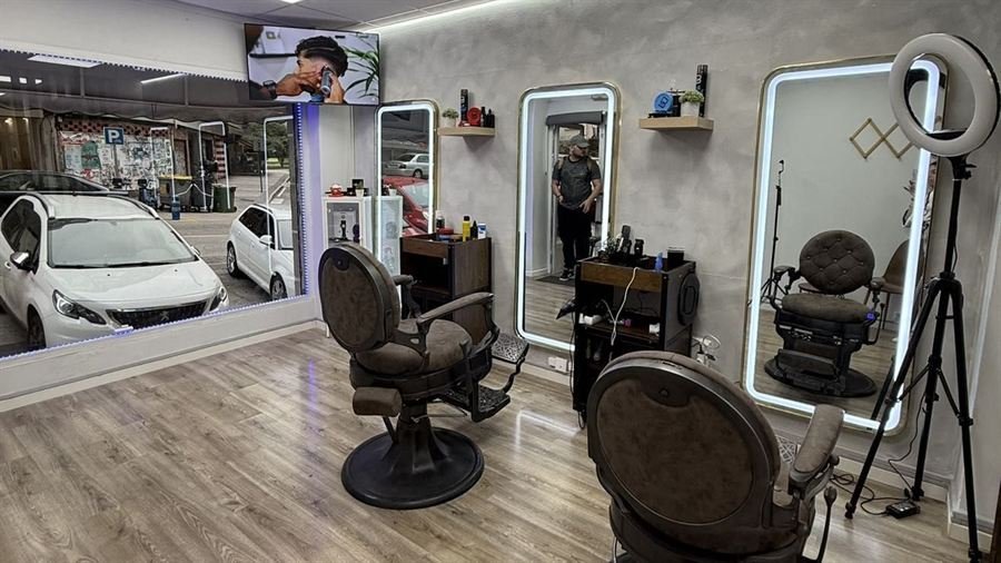 Sala principal de Corte Studio 537 con sillones de barbero y espejos retroiluminados