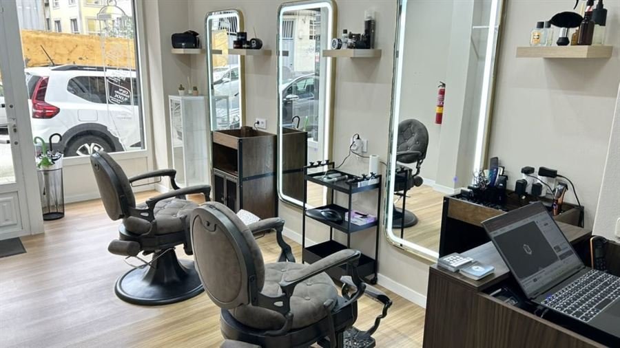 Puestos de trabajo con espejos iluminados en Corte Studio 537, A Coruña