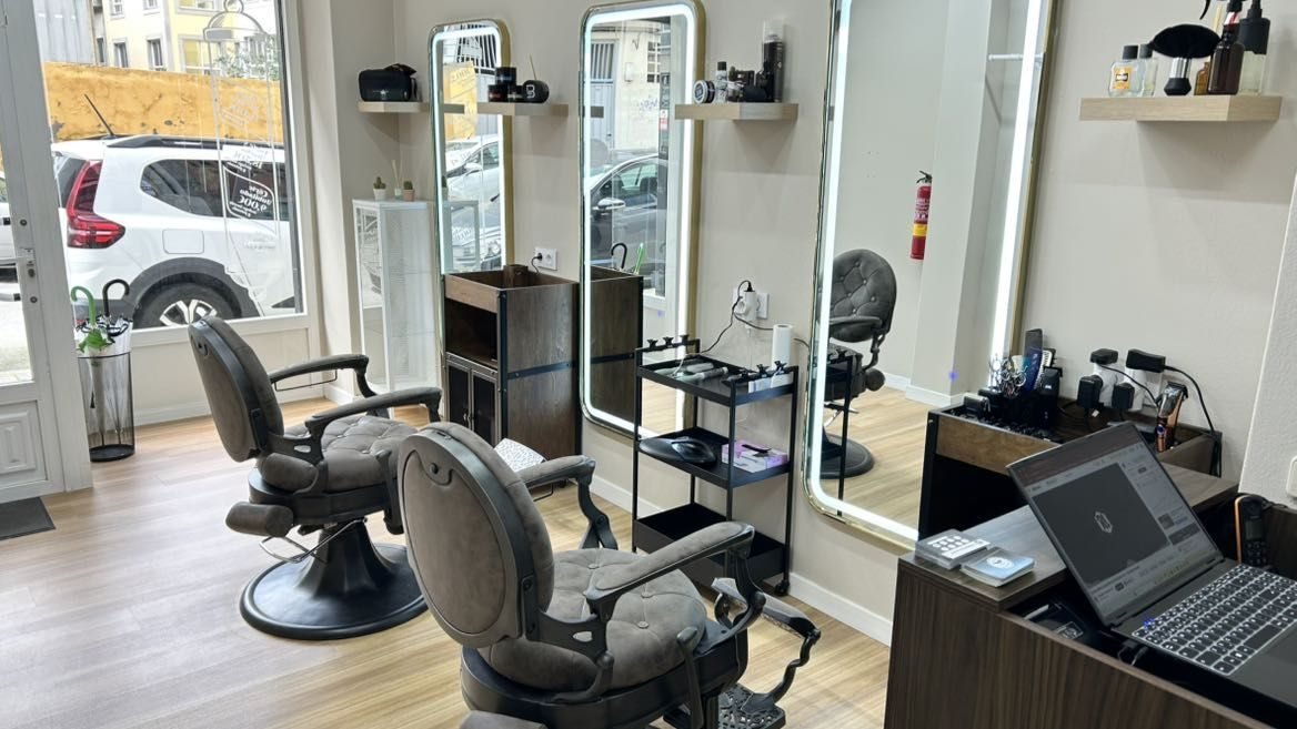 Puestos de trabajo con espejos iluminados en CORTE STUDIO 537, A Coruña