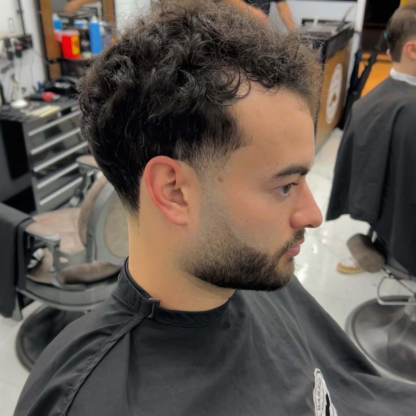 Corte de pelo con degradado y barba arreglada en Corte Studio 537, A Coruña