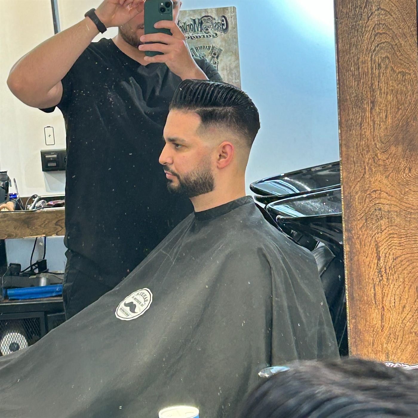 Perfilado de barba con acabado a navaja en Corte Studio 537, A Coruña