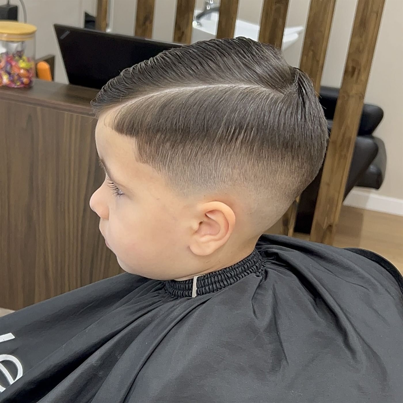 Corte de pelo infantil con raya marcada y degradado en Corte Studio 537, A Coruña