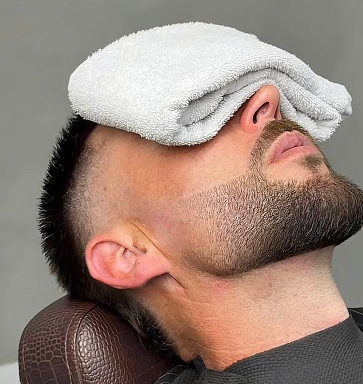 Perfilado de barba con acabado a navaja en Corte Studio 537, A Coruña
