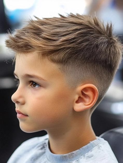 Corte de pelo infantil con raya marcada y degradado en Corte Studio 537, A Coruña
